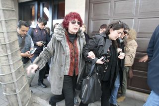 De manera íntima y familiar, velan restos de Juan Gelman