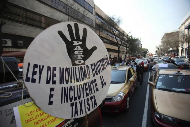 Protesta de transportistas que piden ser incluidos en la nueva ley de movilidad del GDF. Foto Jesús Villaseca