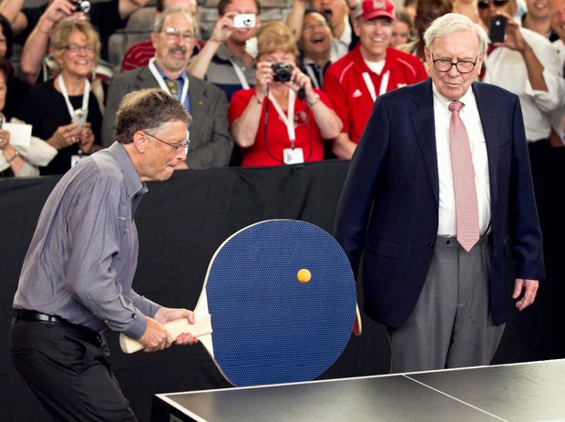 El cofundador de Microsoft, Bill Gates, y el gurú de las finanzas estadunidense Warren Buffett, durante un encuentro en 2012. Foto Ap