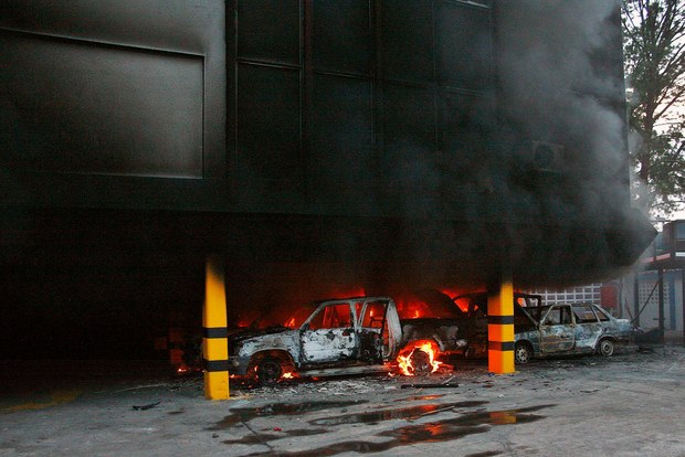 Un vehículo incendiado por cócteles molotovs en Caracas. Reuters