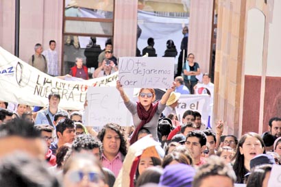 Académicos y alumnos realizaron una marcha en el Centro Histórico ■ FOTO: ERNESTO MORENO