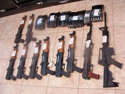 Los fusiles de asalto incautados ■ FOTO: LA JORNADA ZACATECAS