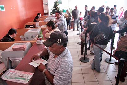 Se negocia el Contrato Colectivo de Trabajo de los 4 mil trabajadores sindicalizados de Godezac. En la imagen, empleados de Tránsito del Estado ■ FOTO: LA JORNADA ZACATECAS