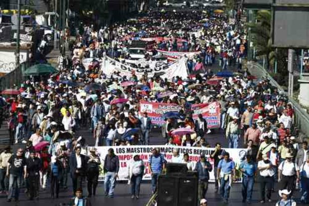 Marcha en la ciudad de México de docentes de varios estados contra las reformas educativa y laboral en 2013. Foto Archivo / Cristina Rodríguez