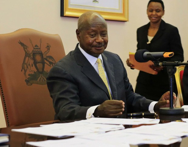 El presidente de Uganda, Yoweri Museveni, al firmar la ley anti-gay aprobada por el parlamento del país africano. Foto Reuters