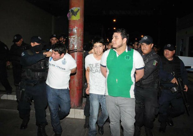 Detenidos frente al palacio municipal de Culiacán, donde un grupo se manifestó por la liberación de El Chapo Guzmán. Foto El Debate