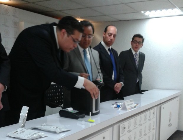 El diputado Eduardo Santillán y representantes de la compañía Drager Medical México presentaron en la ALDF el aparato que detecta el consumo de drogas. Foto: La Jornada