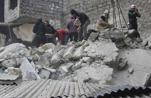 Equipos de rescate y civiles buscan sobrevivientes bajo los escombros tras un ataque aéreo. Reuters