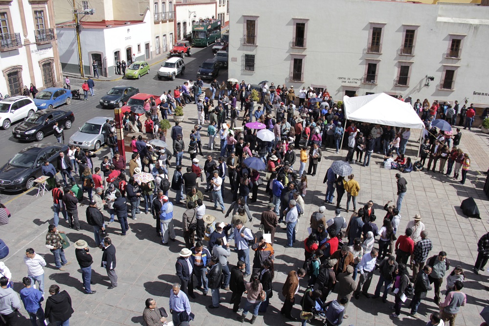 Integrantes del Spauaz afuera del Congreso local, en días pasados. Foto: ERNESTO MORENO