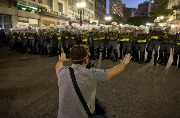 Policías durante una manifestación el 22 de febrero contra la Copa del Mundo en Brasil. Foto Ap