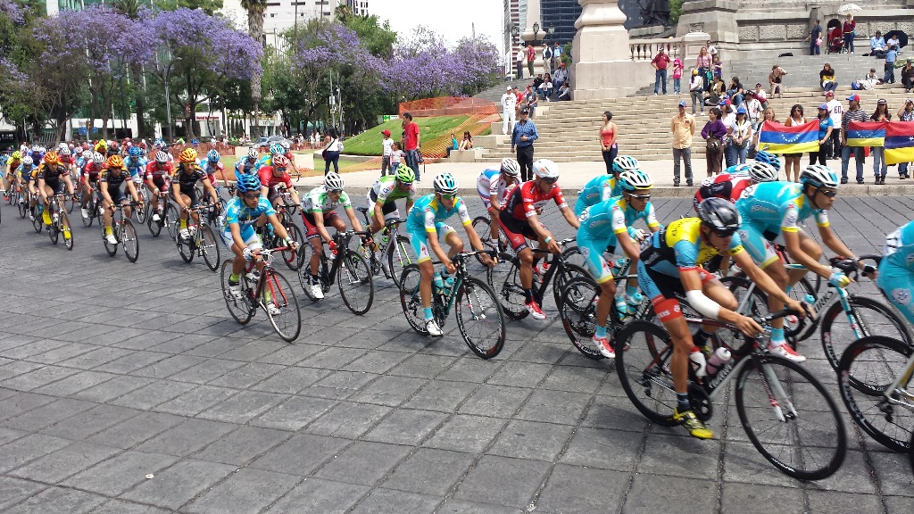 Los ciclistas, durante su recorrido por Paseo de la Reforma, a la altura del Ángel de la Independencia. Foto María Luisa Severiano