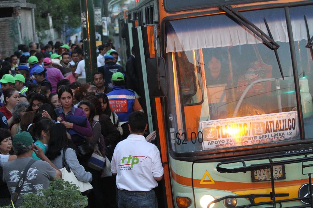 Camiones del RTP dan servicio a los usuarios en la estación Atlalilco de la Línea 12 del Metro, tras suspender de forma temporal el servicio en 11 de sus 20 estaciones. Foto Roberto García Ortiz