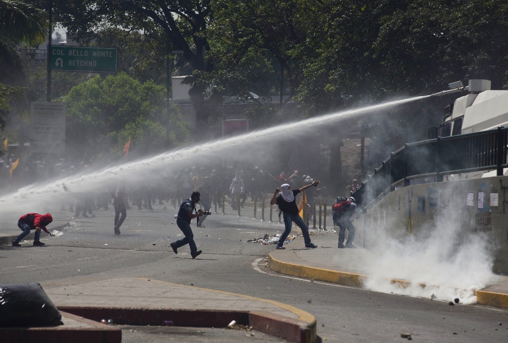 La policía utilizó cañones de agua y gas lacrimógeno para dispersar una protesta en Caracas. Foto Ap