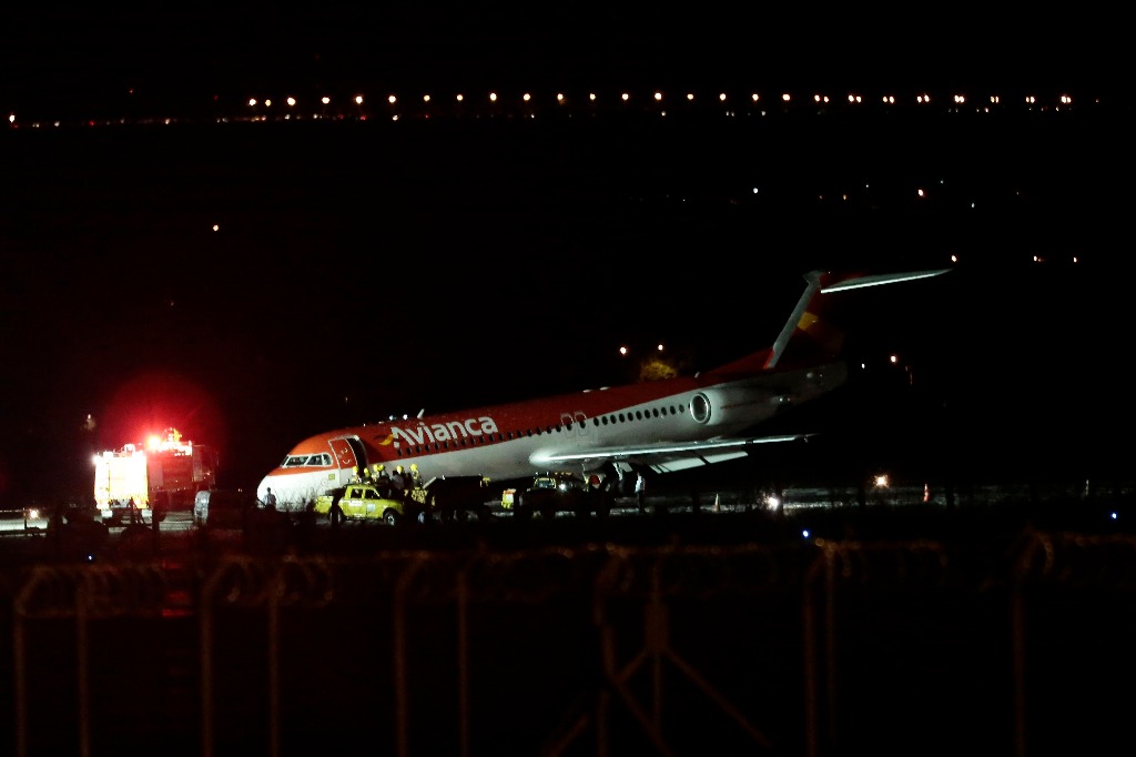 Un avión de pasajeros de Avianca Airlines realizó un aterrizaje de emergencia en el aeropuerto de la capital brasileña sin que se reportaran lesionados. Foto Reuters