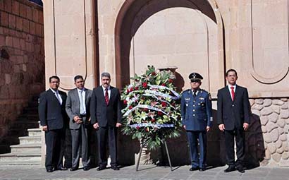 Autoridades estatales colocaron una ofrenda floral frente al monumento del general ■ FOTO: la jornada zacatecas