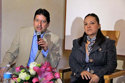 Marco Antonio Saucedo (a la izquierda), director de la Red Estatal de Festivales del IZC, en la presentación del programa de música clásica y de concierto ■ foto: la jornada zacatecas