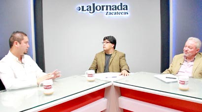 El diputado local, Iván de Santiago Beltrán y el académico Francisco Muro González ■ foto: miguel ángel núñez