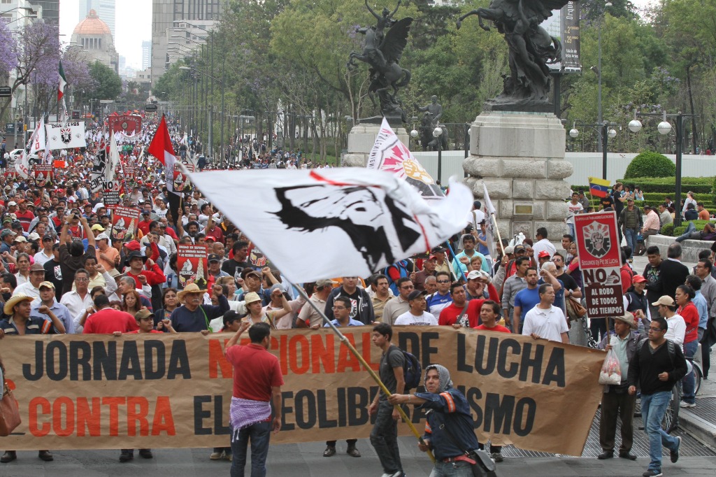 Marcha por avenida Juárez en defensa del petróleo. Foto Roberto García Ortiz