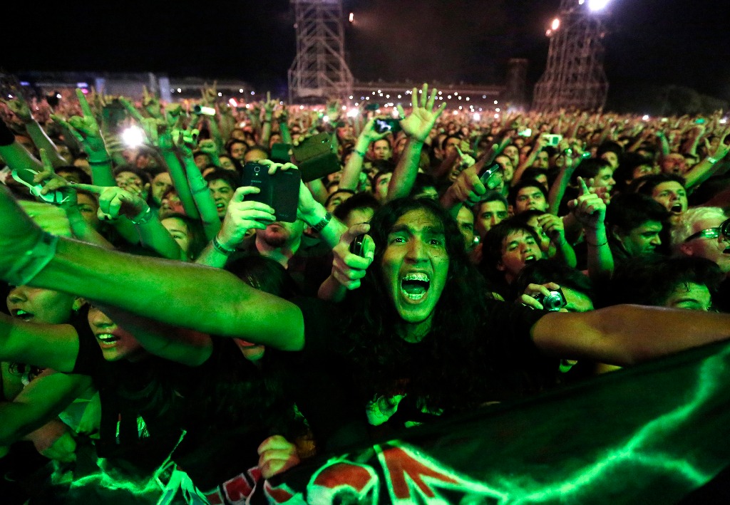 Seguidores disfrutan del concierto de la banda estadunidense Metallica en Asunción, Paraguay, la víspera. Foto Ap