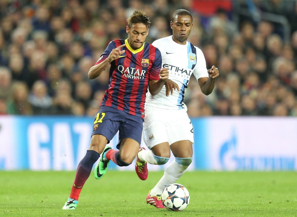 Neymar, del Barcelona, disputa el balón con Fernandinho, de Manchester City, durante el partido de vuelta de los octavos de final de la Liga de Campeones en el estadio Camp Nou. Foto Xinhua