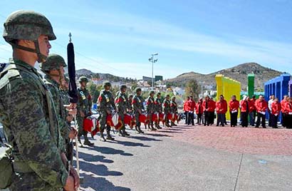 Ceremonia de izamiento y honores a la bandera nacional ■ FOTO: LA JORNADA ZACATECAS