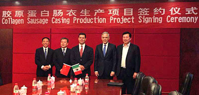Miguel Alonso Reyes y el embajador de México en China, Julián Ventura Valero, firman como testigos de honor ■ foto: la jornada zacatecas