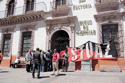 El gremio advirtió que el bloqueo a la sede de la administración central será por tiempo indefinido ■ FOTO: ERNESTO MORENO