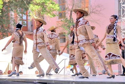 Se alistan los diversos escenarios para el Festival Cultural, así como los prestadores de servicios para recibir a los visitantes ■ foto: la jornada zacatecas