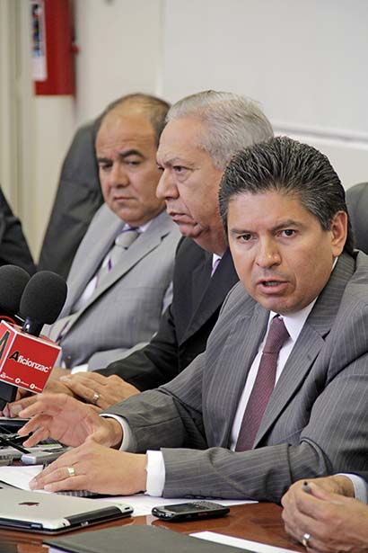 Fernando Soto, Guillermo Huizar y Le Roy Barragán ofrecieron conferencia de prensa ■ FOTO: ERNESTO MORENO