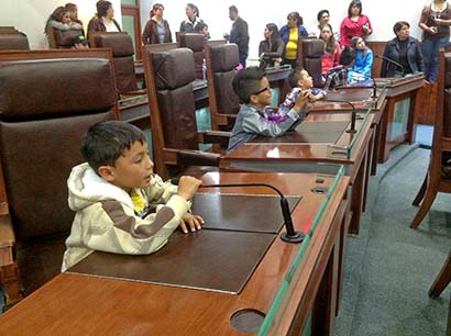 75 infantes, hijos de trabajadores del recinto legislativo, estuvieron en la sala de plenos ■ fotos: Alma Tapia