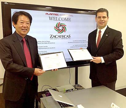 El gobernador y directivos de la compañía nipona durante la firma del documento ■ FOTO: LA JORNADA ZACATECAS
