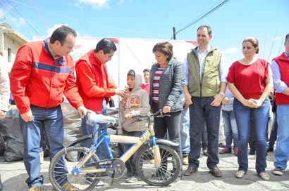 Carlos Peña estuvo acompañado por Alejandro Tello y Judit Guerrero ■ foto: la jornada zacatecas