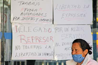 Personal médico se manifestó con letreros y colgó batas en la entrada del Hospital General ■ FOTO: ANDRÉS SÁNCHEZ