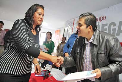 El presidente municipal de Guadalupe durante la entrega de los créditos ■ foto: andrés sánchez