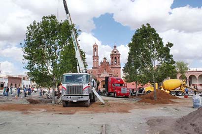 Debido a la remodelación del Jardín Juárez, el kiosco fue removido de su lugar ■ foto: la jornada zacatecas