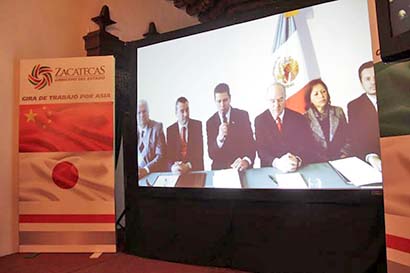 Videoconferencia del gobernador, quien estuvo en Japón ■ foto: ernesto moreno