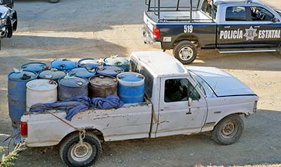 Unas de las unidades incautadas, que transportaba varios tambos con combustible ■ FOTO: LA JORNADA ZACATECAS