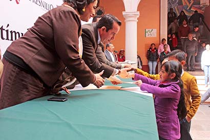 La entrega de las becas se realizó en el patio central de la presidencia municipal ■ FOTO: LA JORNADA ZACATECAS