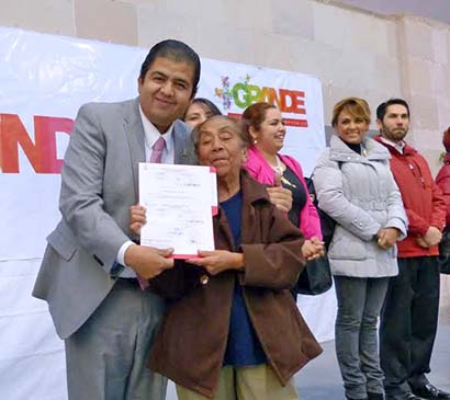 El presidente municipal durante la entrega de los paquetes ■ foto: LA JORNADA ZACATECAS