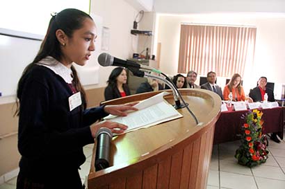 La estudiante presentó su informe en la escuela Roberto Cabral del Hoyo ■ FOTO: ANDRÉS SÁNCHEZ