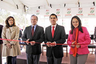 Raúl Estrada Day y Carlos Peña Badillo inauguraron la primera feria de salud ■ foto: ernesto moreno