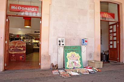 Los vendedores de libros fueron retirados, pero otros ciudadanos aprovechan el Portal de Rosales para ofertar sus productos ■ foto: ernesto moreno
