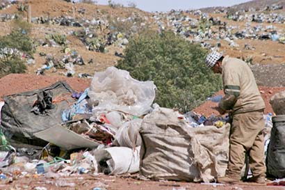 La clausura del basurero al aire libre de Zacatecas se completaría en dos semanas, indicó el alcalde ■ FOTO: LA JORNADA ZACATECAS