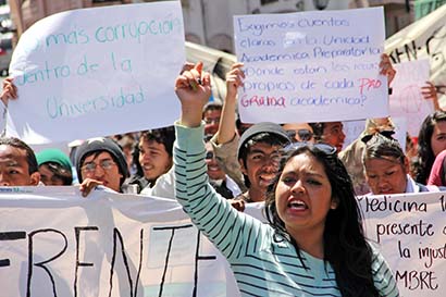 Los jóvenes realizaron un mitin al concluir la movilización ■ fotos: andrés sánchez