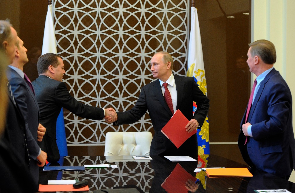 El presidente ruso, Vladimir Putin, y el primer ministro, Dmitry Medvedev, durante una reunión la víspera. Foto Ap