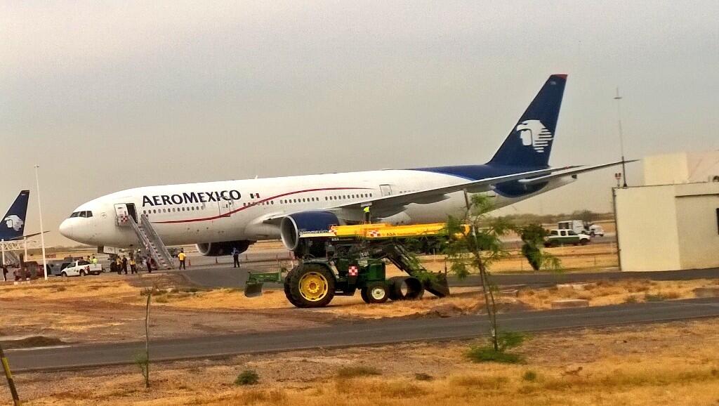 El Boeing 777-200 de Aeroméxico estuvo junto a la terminal hermosillense por cerca de una hora y media. Foto Ulises Gutiérrez