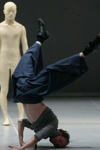 Akram Khan, durante una de las evoluciones de su coreografía, en imagen de 2006. Foto María Luisa Severiano
