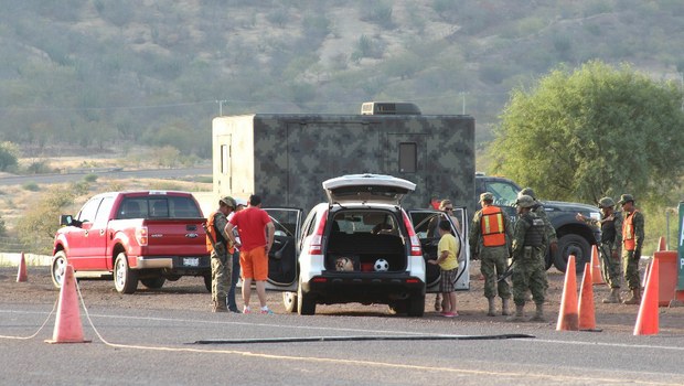 Retén del Ejército mexicano en la autopista Siglo 21, en el municipio de Lázaro Cárdenas, Michoacán. Foto Cuartoscuro / Archivo