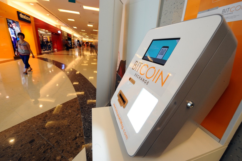 Una máquina dispensadora de bitcoins en un centro comercial de Singapur. Foto Xinhua