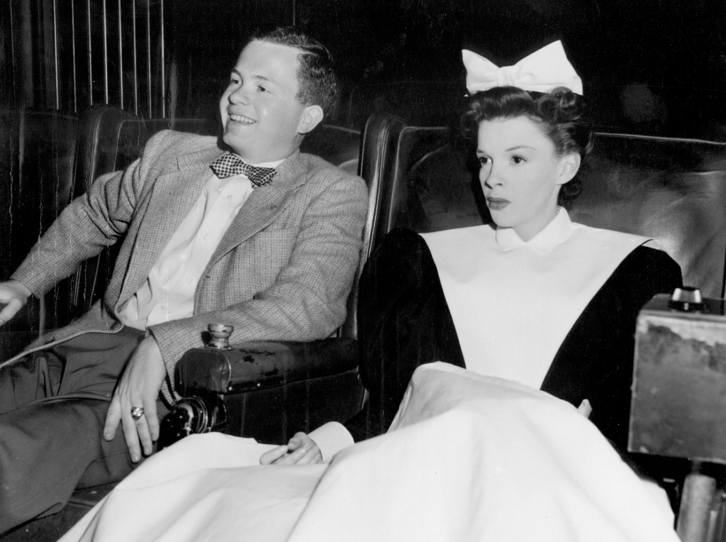 En imagen de 1946, Bob Thomas y la legendaria actriz Judy Garland. Foto Ap